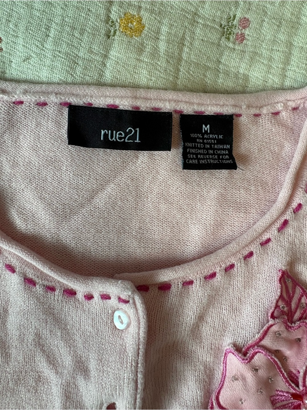 Gorgeous Vintage Pink Embroidered Flower Cardigan - Picture 3 of 8